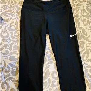 🌷Nike DRI-FIT Capri Leggings Sz M🌷